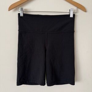 NWOT Athleta Black Elation 8” Biker Workout Shorts w/ Stash Pocket - Small